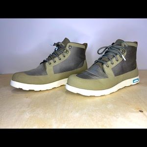 Native Fitzroy mens boots - green and bone - size 11 US